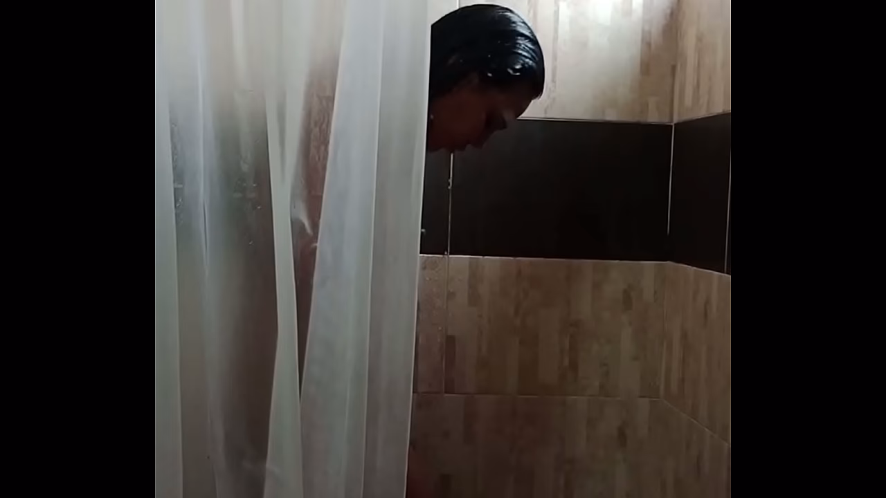 me espian mientras estoy tocandome en el ba&ntilde_o