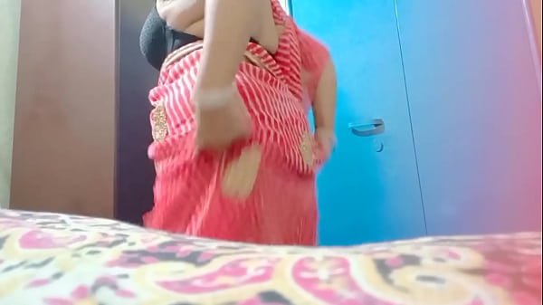 Download Video - Indian Aunty In Saari Looking Very Hot And Horny Seducing