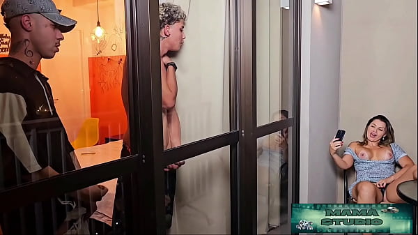 Download Video - Mama Studio em&colon; Madrasta pega os dois Primos Novinhos se Masturbando&period; E n&atilde;o deixa barato parte pra cima e faz um sexo gostoso com os dois - Gratis