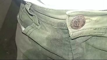 Pantalón orinado con pañal de tela sucio