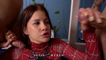 スパイダーマンのコスプレをした若い女性が、ワイルドなMMFスリーサムで2人の男に犯される
