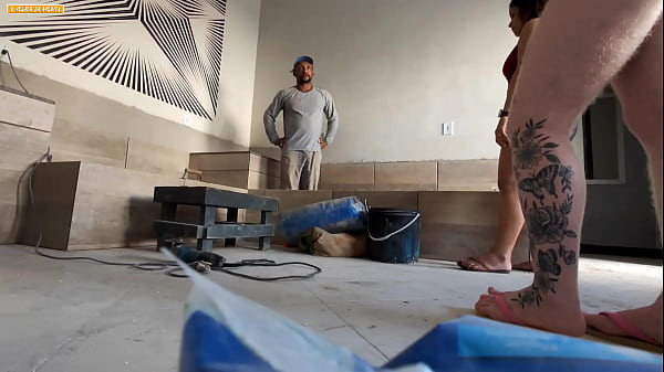 O PEDREIRO DA OBRA NEM TIROU O UNIFORME TRA FUD...