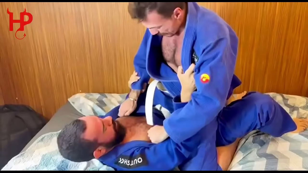 Video 237 - Me uní a Jiu-Jitsu y quien perdiera tendría que dar su culo sin piedad, ven a ver quién aguantó dos pollas sin parar hasta recibir dos cargas.
                     gay muchos negros