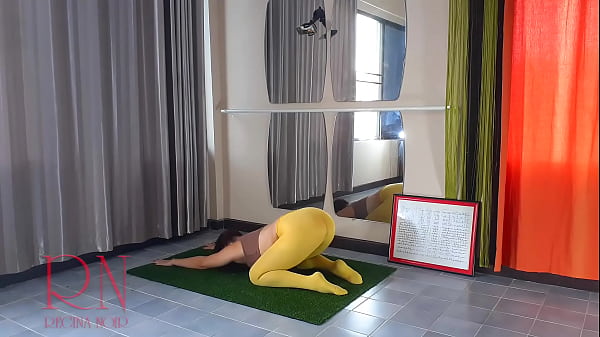 Regina Noir. Yoga in yellow tights doing yoga in the gym. A girl without panties is doing yoga. An athlete trains in a public yoga room. Cam 2