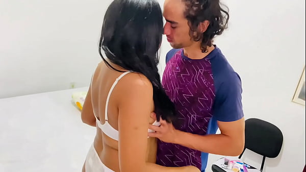 Mam&atilde;e mamando os dedinhos do p&eacute; enquanto brinca de dar o cuzinho - Punheta Guiada para quem ama taboo