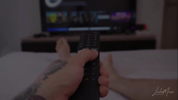 Le hago creampie a mi hermanastra mientras vemos porno juntos / Leela Moon