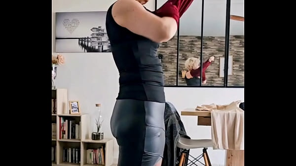 Dans ma jupe en cuire et mes porte jarretelle