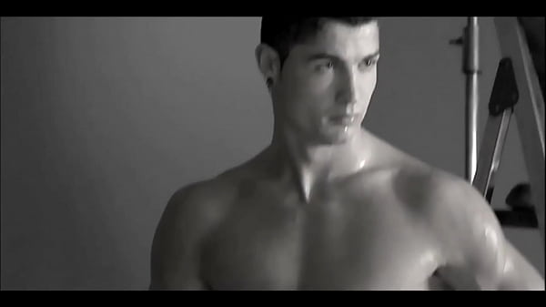Download Video - Momentos sensuais do meu macho sacudo Cristiano Ronaldo&period; Esse da&iacute; &eacute; o tipo de gostoso que eu deixo me foder&comma; bater&comma; cuspir e jatar esperma na minha boca&period; Sonho de ser o dep&oacute;sito do esperma dele