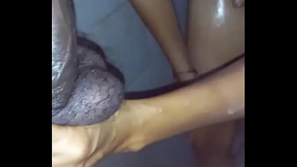 Download Video - Cornudo le encanta ver esposa ba&ntilde;arse y ser follada con el negro dotado