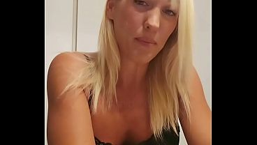 On baise un inconnu trouv&eacute; dans un bar avec ma copine lexie