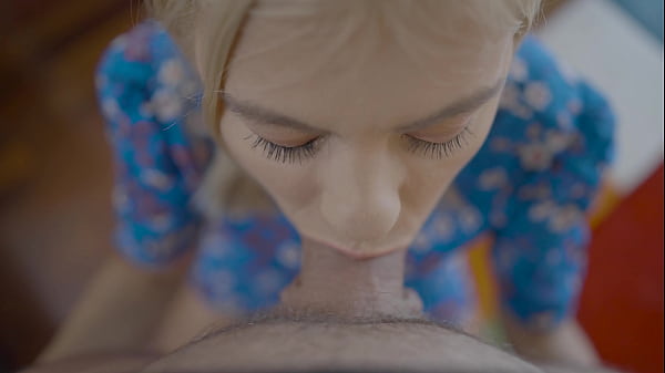 HORNY SECRETARY - SUCKING DICK AT WORK