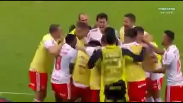 Negão enraba velho arrogante no Maracanã