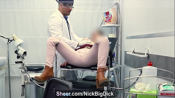 Doctor muy caliente se folla en la consulta a esta preciosa chica virgen de 18 a&ntilde;os