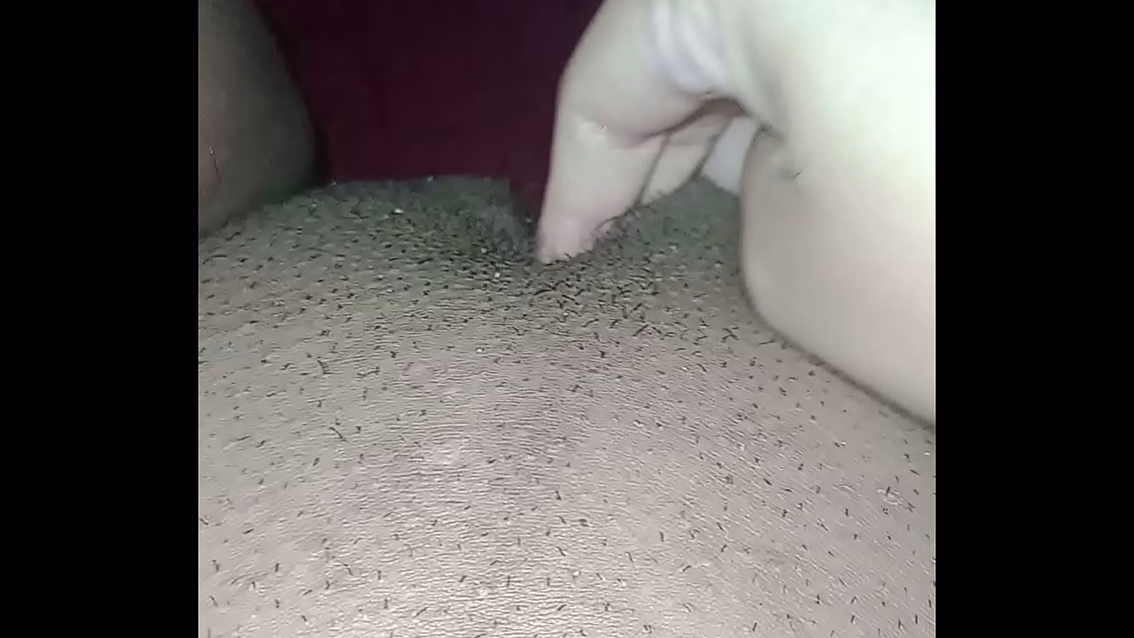 EXIBINDO E TOCANDO BUCETINHA PUTINHA SAFADA DA PPK PELUDINHA