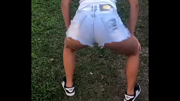 Novinha rebolando