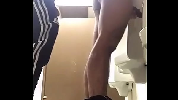 Download Video - Follada en ba&ntilde;o publico