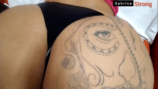 Download Video - A Sabrina strong do bumbum gigante do casal strong most por que &eacute; chamada de Strong levando rola com a calcinha de lado que &eacute; mais gostoso&sol;Alem&atilde;o tatuador