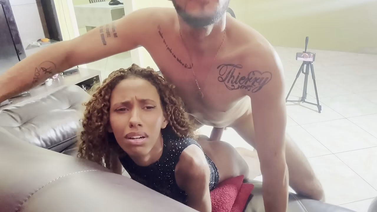 tirando a virgindade do cuzinho da vizinha e fazendo ela gritar e gemer gostoso