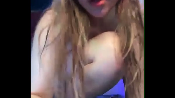 My friend's girlfriend is having sex in the bat...