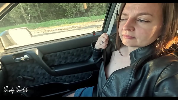 Pretty hitchhiker seduces driver and gives blowjob at 93 mph