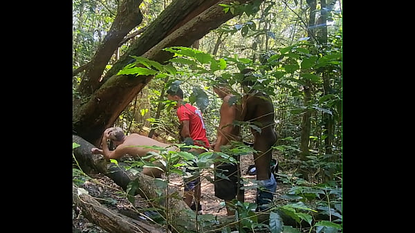 Download Video - Putos s&atilde;o flagrados fodendo no meio do mato e fazendo troca-troca