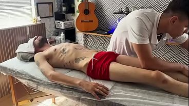 Download Video - Magrelo tatuado chupando o massagista at&eacute; ele gozar