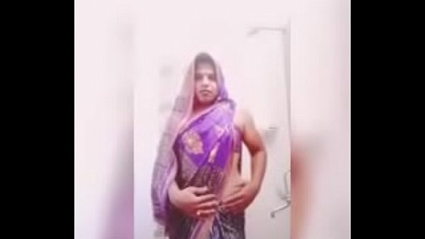 Download Video - Sexy shemale in saree