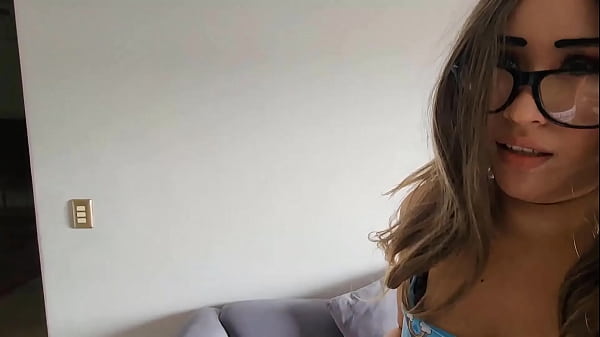 Download Video - Caliente Shobrina encuentra su ropa interior en el sofa por pervertido tio - convencida para coger le perforan su co&ntilde;o y tienen un creampie largo en el culo grande