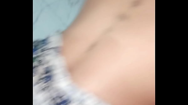 El padrastro estaba solo viendo un partido de f...