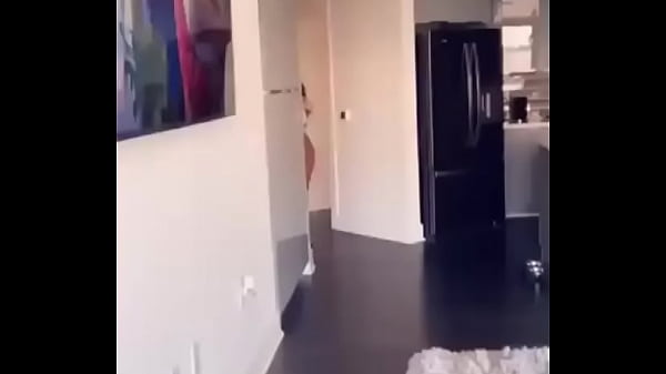 Morena con cuerpo perfecto