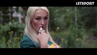 BECCA BLOSSOMS Busty Blonde Soccer Mom Gets Fucked by Team Coach