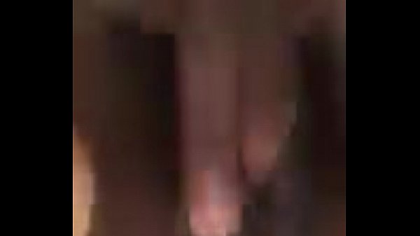 その濡れたクリーミーな猫で遊ぶ妻