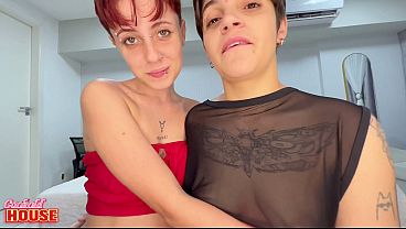 Orgia quente com 3 caras fodendo 2 garotas bissexuais muito gostosas