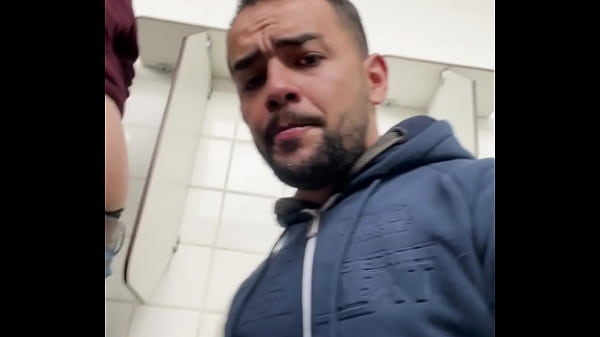 Safado ficou me olhando e me acompanhou at&eacute; o w...