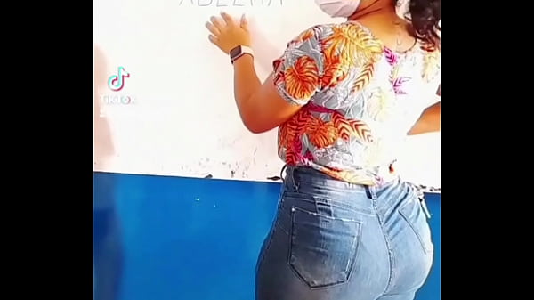 Loira com Legging marcando a calcinha