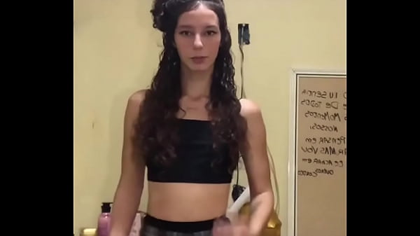 Novinha rebolando