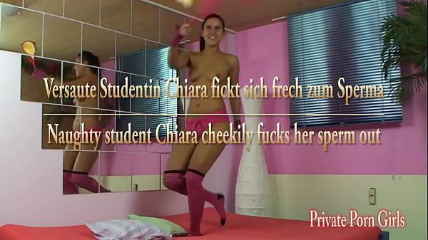 Versaute Studentin Chiara fickt sich frech das Sperma raus
