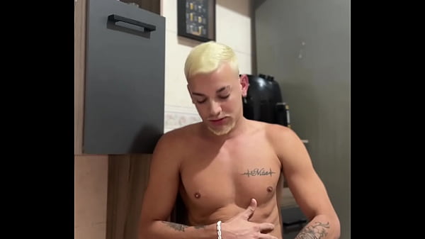 Download Video - Novinho chega da escola doido pra goza joga leite na cozinha