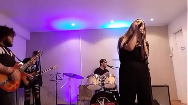 Novinha Gostosa Mostrando Suas Habilidades Com ...