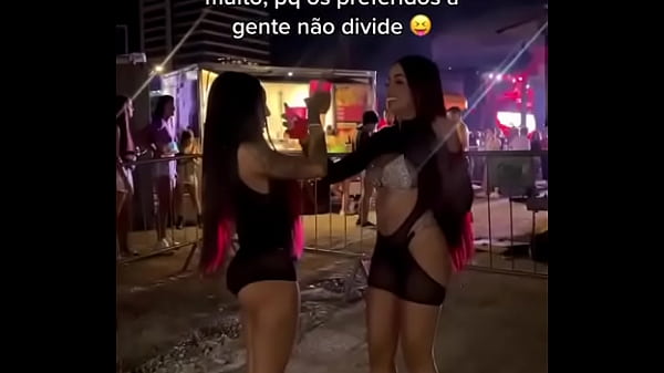 MORENA E MORENA SE BEIJANDO