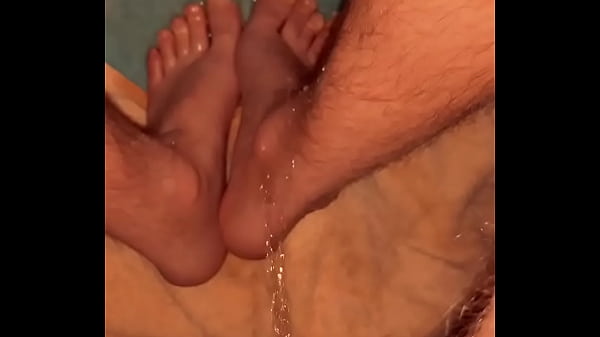 Petit Garçon Pisse Sur Les Pieds
