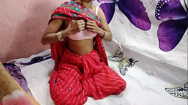 Hot Desi bhabi ke pati ne bhabi ko gher me Red saree me gand dehkh ker chudai ker dali