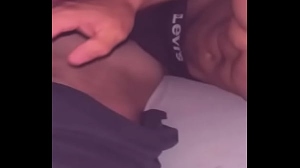 Bajo las sabanas mi vecino me folla en secreto ...