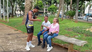 MASSAGEM COM MILF PART 1. Ofereci meus servi&ccedil;os de massagem a um casal a esposa logo quis relaxar gostoso a safada me deu a bucetinha na frente do marido durante a massagem