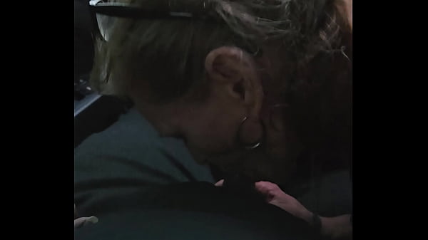 Grand-Mère Blonde Avale La Charge
