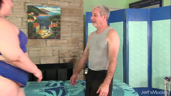 Skillful Masseur Satiates Hot BBW Juicy Jazmynne with Fingers and Toys