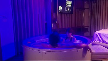 体の関係のある友人をリラックスさせるためにジャグジーに連れて行き、そこで彼女をとても気持ちよく。完全にリラックスできた。