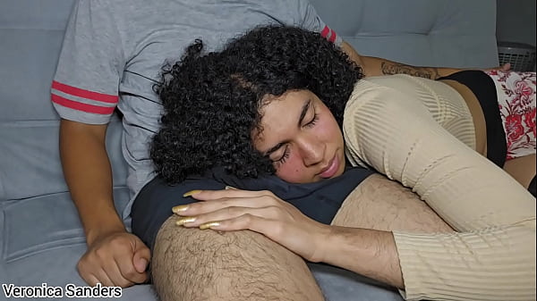 Download Video - Se pone Caliente en el Sof&aacute; y terminamos Culiando