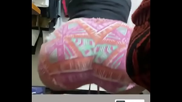 Gostosa Fazendo Agachamento mostrando Tudo