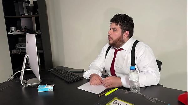 NOVINHO FOI PROCURAR UM EMPREGO E COMEU O RABO ENORME DO CHEFE GOSTOSO